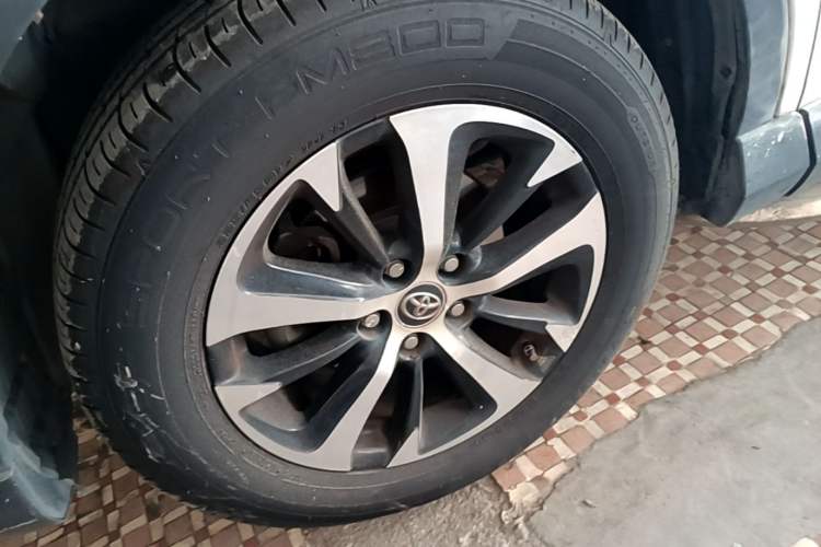 Used Toyota RAV4 2019 2.0L CVT Two-Wheel Drive Luxury Version China VI Standard Left Front Wheel Hub