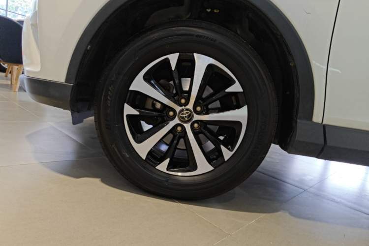 Used Toyota RAV4 2019 2.0L CVT Two-Wheel Drive Pioneer Edition China V Standard Left Front Wheel Hub
