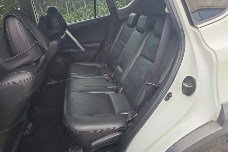 Used Toyota RAV4 2019 2.0L CVT Two-Wheel Drive Fashion X Limited Edition China V Standard Left Rear Seat