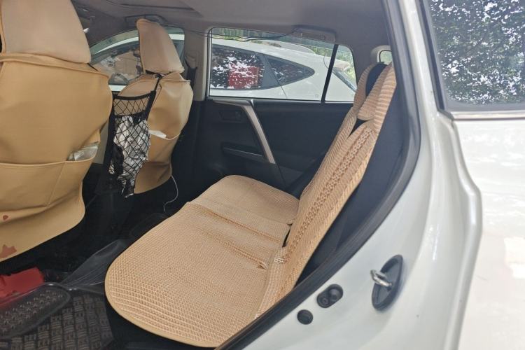 Used Toyota RAV4 2019 2.0L CVT Two-Wheel Drive Luxury Version China VI Standard Left Rear Seat