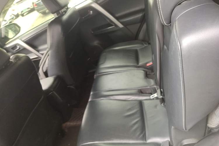 Used Toyota RAV4 2019 2.0L CVT Two-Wheel Drive ZhiShang Version China VI Standard Left Rear Seat
