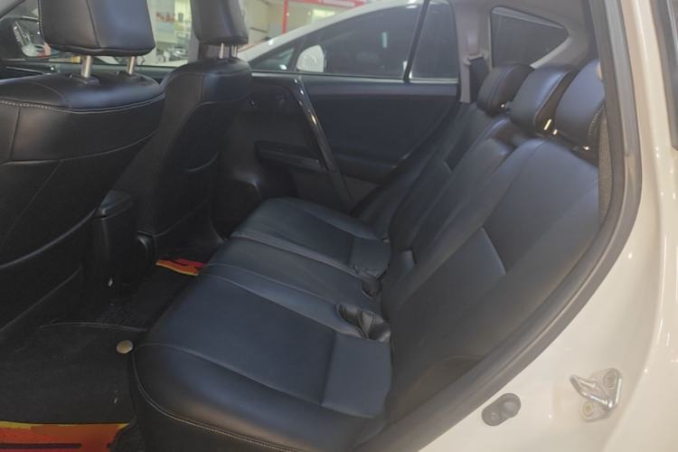 Used Toyota RAV4 2019 2.0L CVT Two-Wheel Drive Luxury Version China VI Standard Left Rear Seat