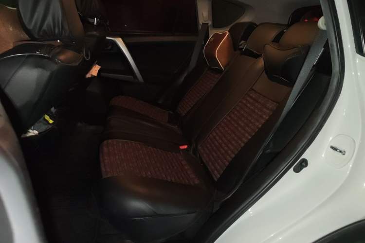 Used Toyota RAV4 2019 2.0L CVT Two-Wheel Drive Comfort Edition China VI Standard Left Rear Seat