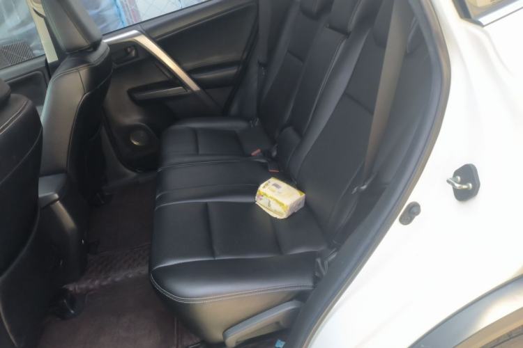 Used Toyota RAV4 2019 2.0L CVT Two-Wheel Drive Fashion X Limited Edition China VI Standard Left Rear Seat