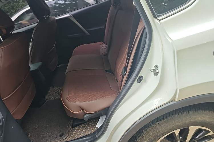 Used Toyota RAV4 2019 2.0L CVT Two-Wheel Drive Pioneer Edition China V Standard Left Rear Seat