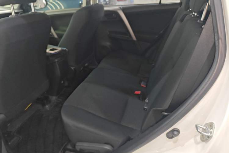 Used Toyota RAV4 2019 2.0L CVT Two-Wheel Drive Fashion X Limited Edition China VI Standard Left Rear Seat