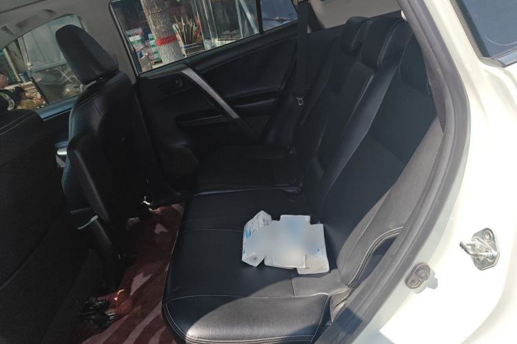 Used Toyota RAV4 2019 2.0L CVT Two-Wheel Drive Luxury Version China VI Standard Left Rear Seat