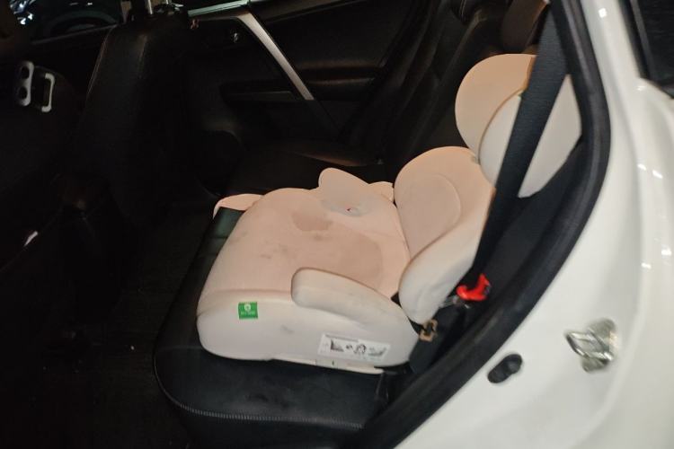 Used Toyota RAV4 2019 2.0L CVT Two-Wheel Drive ZhiShang Version China VI Standard Left Rear Seat