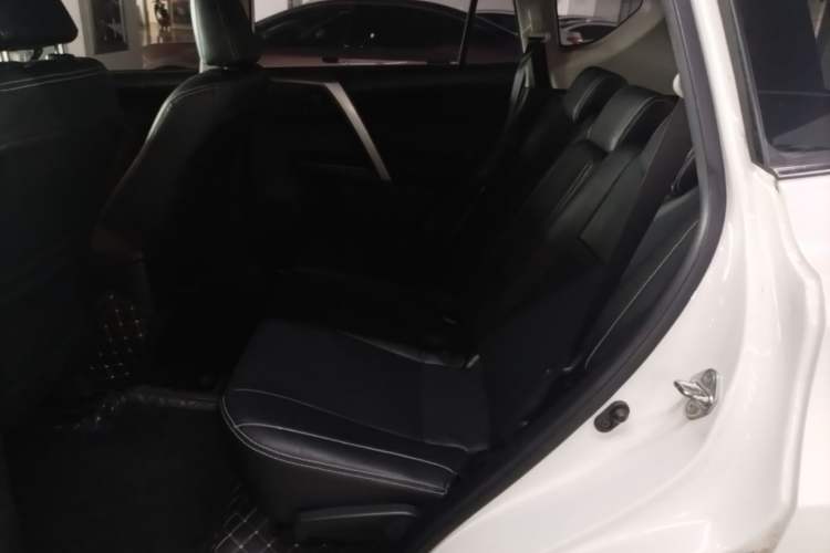 Used Toyota RAV4 2019 2.0L CVT Two-Wheel Drive Pioneer Edition China V Standard Left Rear Seat