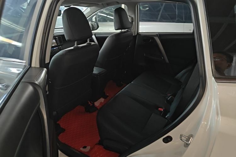 Used Toyota RAV4 2019 2.0L CVT Two-Wheel Drive Fashion X Limited Edition China V Standard Left Rear Seat