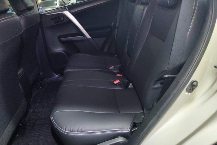 Used Toyota RAV4 2019 2.0L CVT Two-Wheel Drive Pioneer Edition China V Standard Left Rear Seat