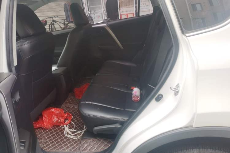 Used Toyota RAV4 2019 2.0L CVT Two-Wheel Drive Luxury Version China VI Standard Left Rear Seat