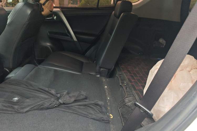 Used Toyota RAV4 2019 2.0L CVT Two-Wheel Drive ZhiShang Version China VI Standard Left Rear Seat