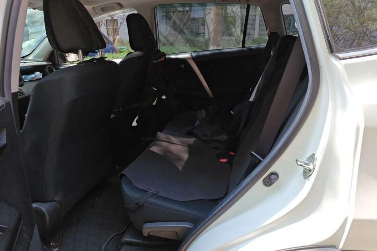 Used Toyota RAV4 2019 2.0L CVT Two-Wheel Drive Luxury Version China VI Standard Left Rear Seat