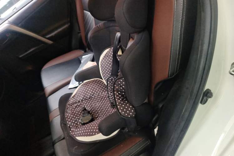 Used Toyota RAV4 2019 2.0L CVT Two-Wheel Drive Pioneer Edition China VI Standard Left Rear Seat