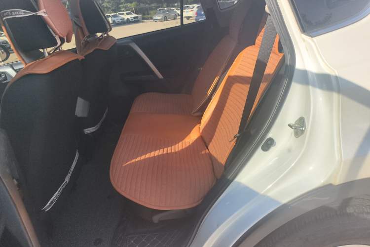 Used Toyota RAV4 2019 2.0L CVT Two-Wheel Drive Luxury Version China VI Standard Left Rear Seat