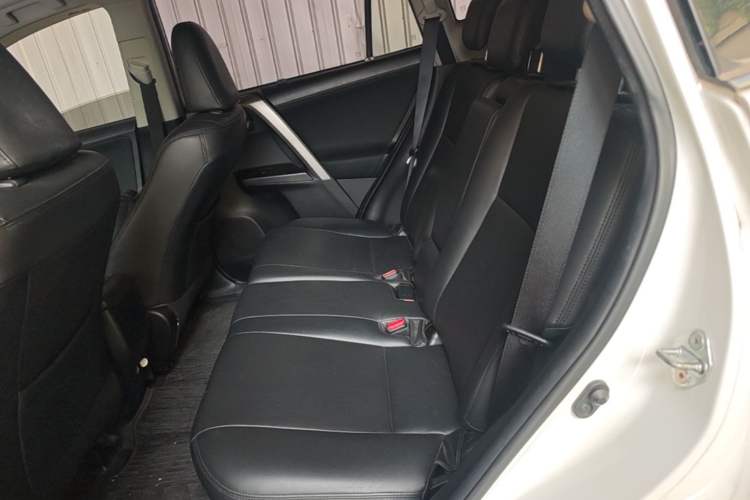 Used Toyota RAV4 2019 2.0L CVT Two-Wheel Drive Luxury Version China VI Standard Left Rear Seat