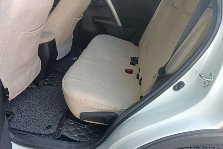 Used Toyota RAV4 2019 2.0L CVT Two-Wheel Drive Pioneer Edition China VI Standard Left Rear Seat