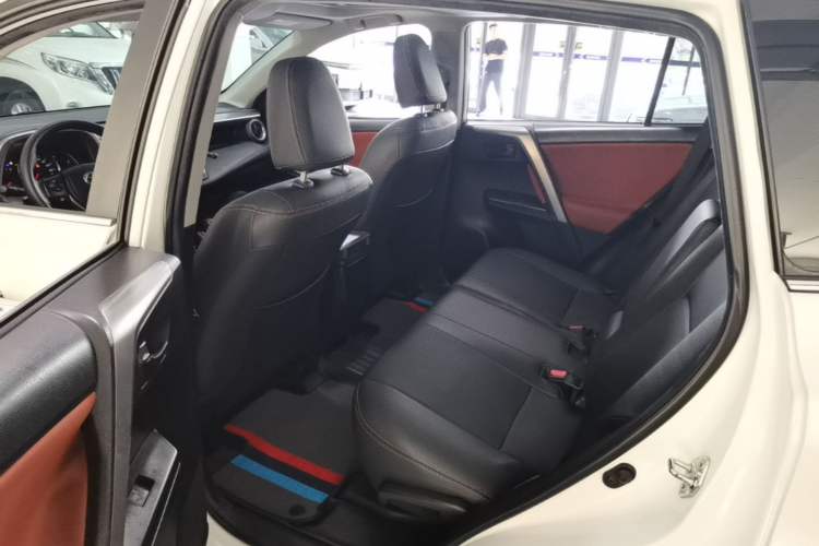 Used Toyota RAV4 2019 2.0L CVT Two-Wheel Drive Luxury Version China VI Standard Left Rear Seat