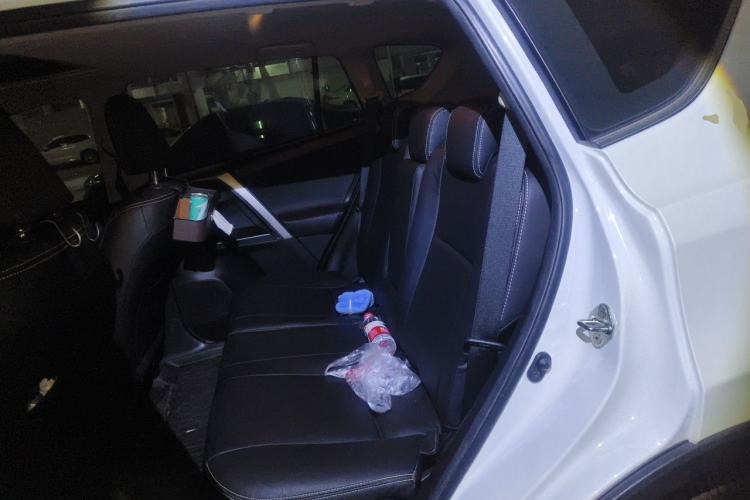 Used Toyota RAV4 2019 2.0L CVT Two-Wheel Drive Luxury Version China VI Standard Left Rear Seat