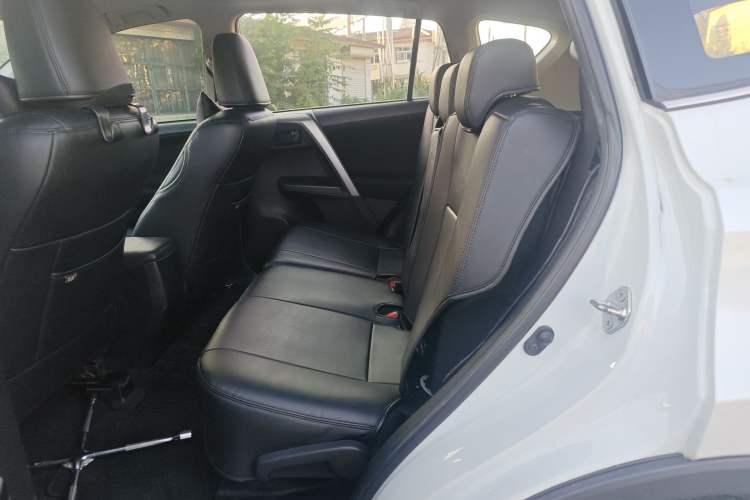 Used Toyota RAV4 2019 2.0L CVT Two-Wheel Drive Pioneer Edition China V Standard Left Rear Seat