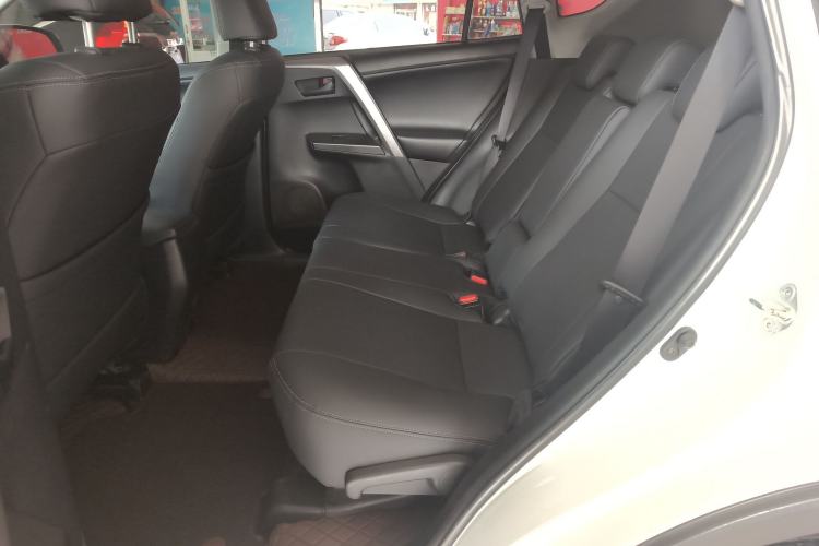 Used Toyota RAV4 2019 2.0L CVT Two-Wheel Drive Luxury Version China VI Standard Left Rear Seat