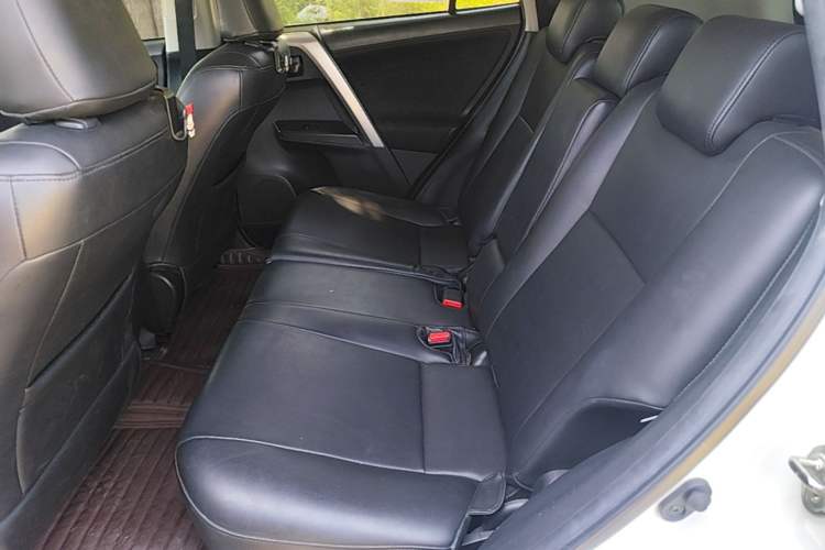 Used Toyota RAV4 2019 2.0L CVT Two-Wheel Drive Pioneer Edition China VI Standard Left Rear Seat