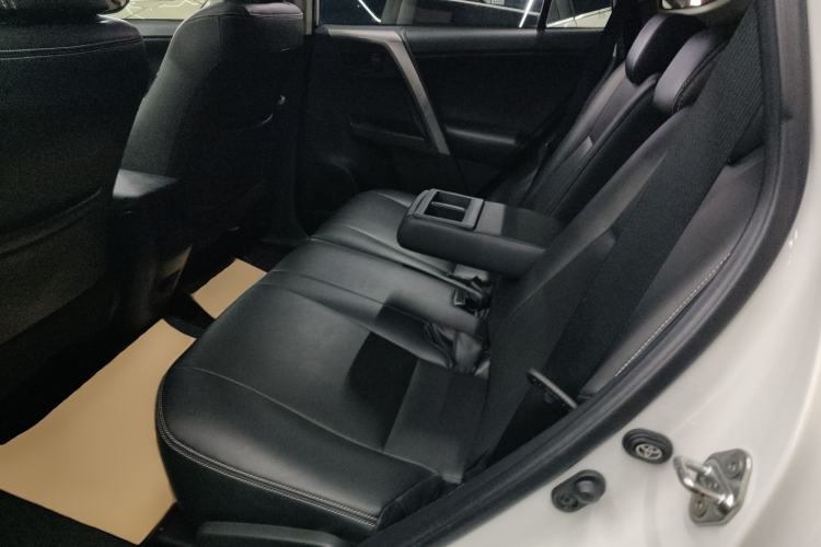 Used Toyota RAV4 2019 2.0L CVT Two-Wheel Drive Comfort Edition China VI Standard Left Rear Seat