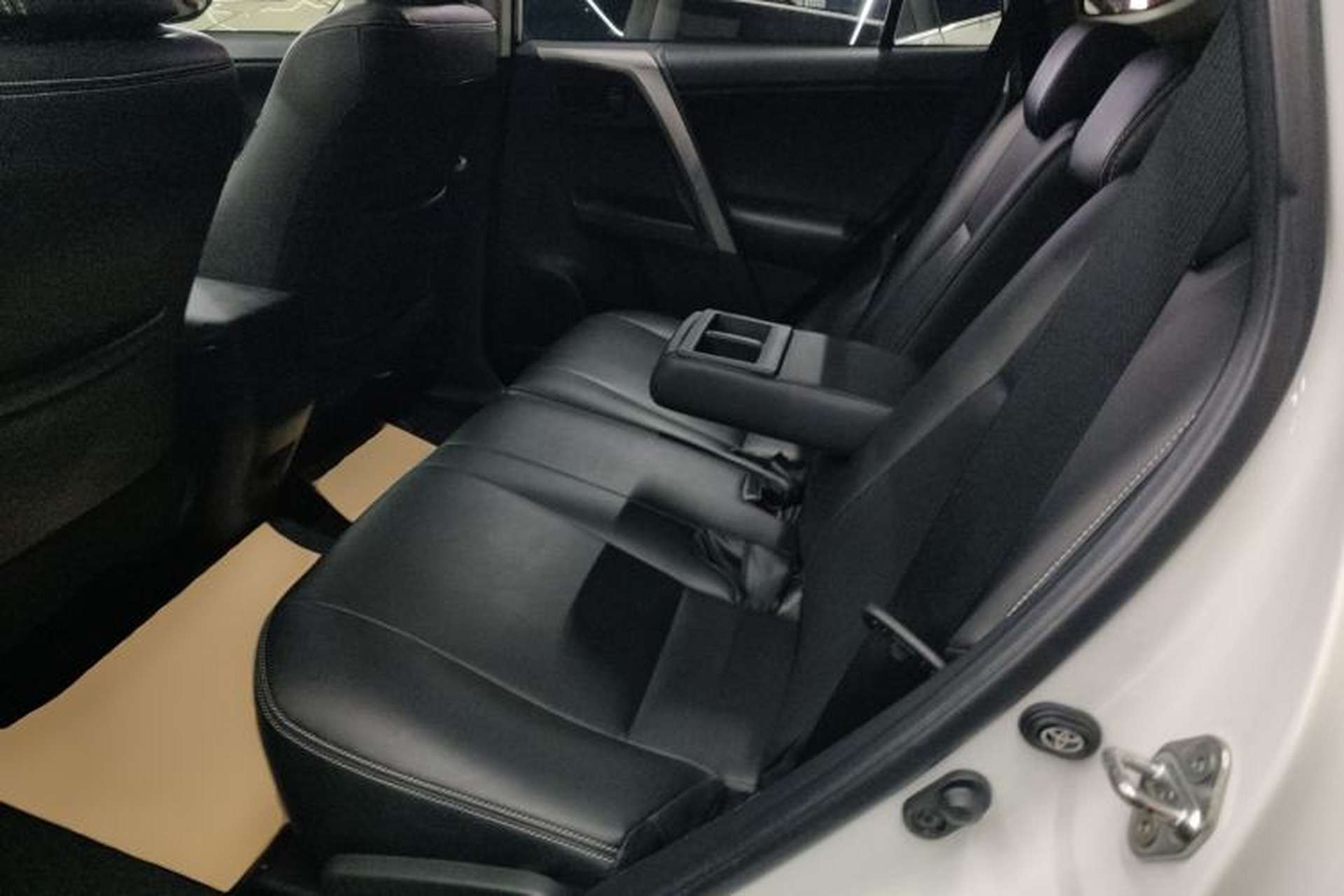 Used Toyota RAV4 2019 2.0L CVT Two-Wheel Drive Comfort Edition China VI Standard Left Rear Seat