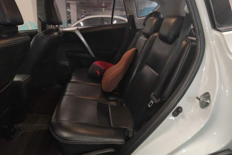 Used Toyota RAV4 2019 2.0L CVT Two-Wheel Drive Pioneer Edition China V Standard Left Rear Seat
