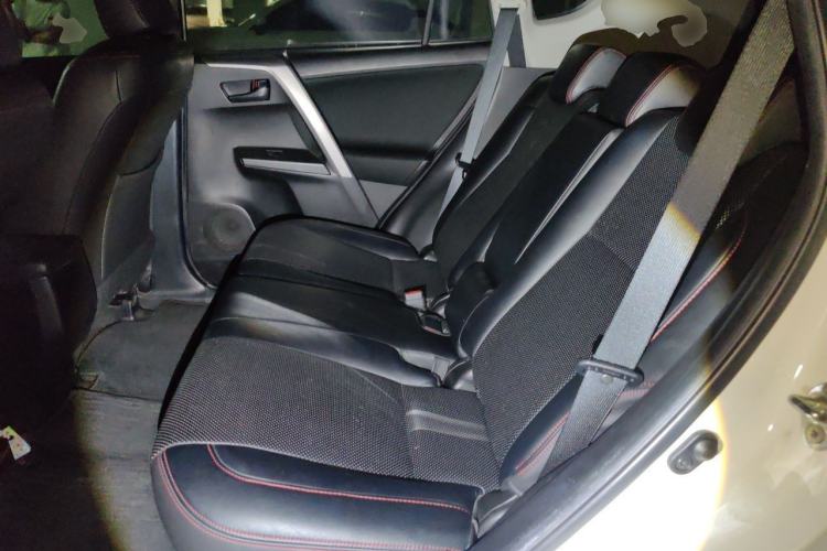 Used Toyota RAV4 2019 2.0L CVT Two-Wheel Drive Luxury Version China VI Standard Left Rear Seat