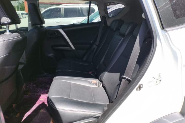 Used Toyota RAV4 2019 2.0L CVT Two-Wheel Drive Fashion X Limited Edition China V Standard Left Rear Seat