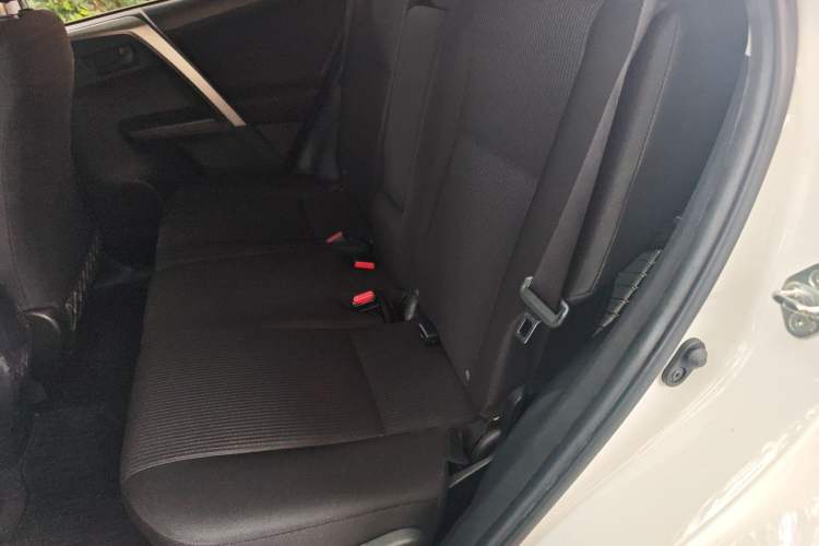 Used Toyota RAV4 2019 2.0L CVT Two-Wheel Drive Fashion X Limited Edition China VI Standard Left Rear Seat