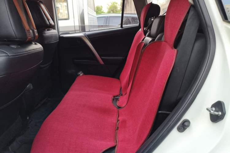 Used Toyota RAV4 2019 2.0L CVT Two-Wheel Drive Fashion X Limited Edition China VI Standard Left Rear Seat