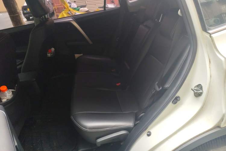 Used Toyota RAV4 2019 2.0L CVT Two-Wheel Drive Luxury Version China VI Standard Left Rear Seat
