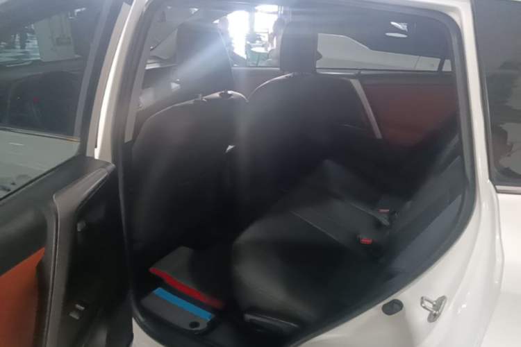 Used Toyota RAV4 2019 2.0L CVT Two-Wheel Drive Luxury Version China VI Standard Left Rear Seat