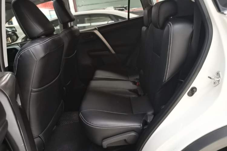 Used Toyota RAV4 2019 2.0L CVT Two-Wheel Drive Fashion X Limited Edition China VI Standard Left Rear Seat