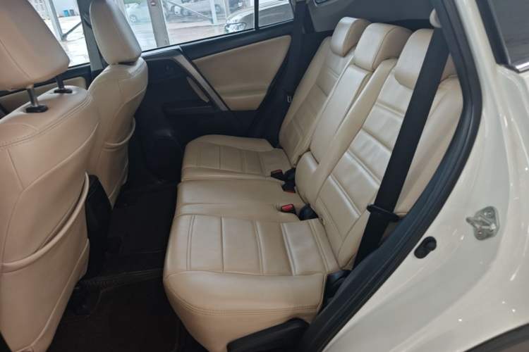 Used Toyota RAV4 2019 2.0L CVT Two-Wheel Drive Luxury Version China VI Standard Left Rear Seat