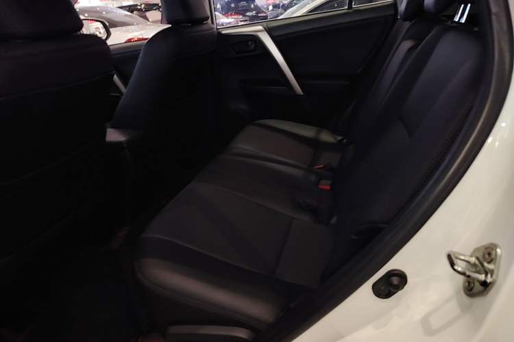 Used Toyota RAV4 2019 2.0L CVT Two-Wheel Drive Pioneer Edition China VI Standard Left Rear Seat