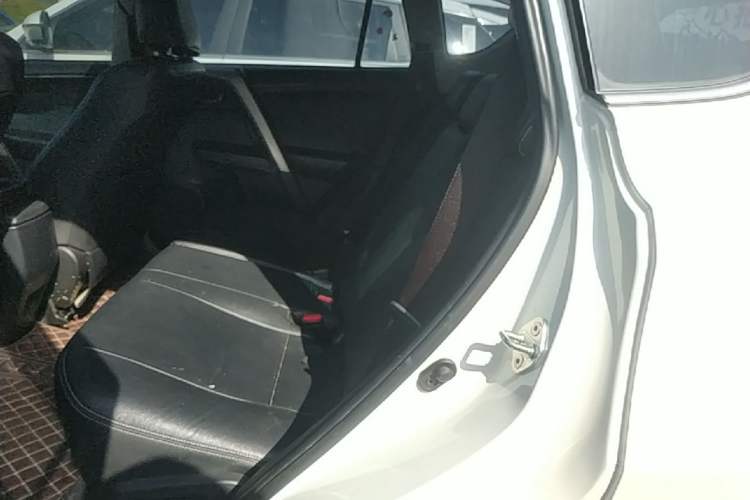 Used Toyota RAV4 2019 2.0L CVT Two-Wheel Drive Luxury Version China VI Standard Left Rear Seat