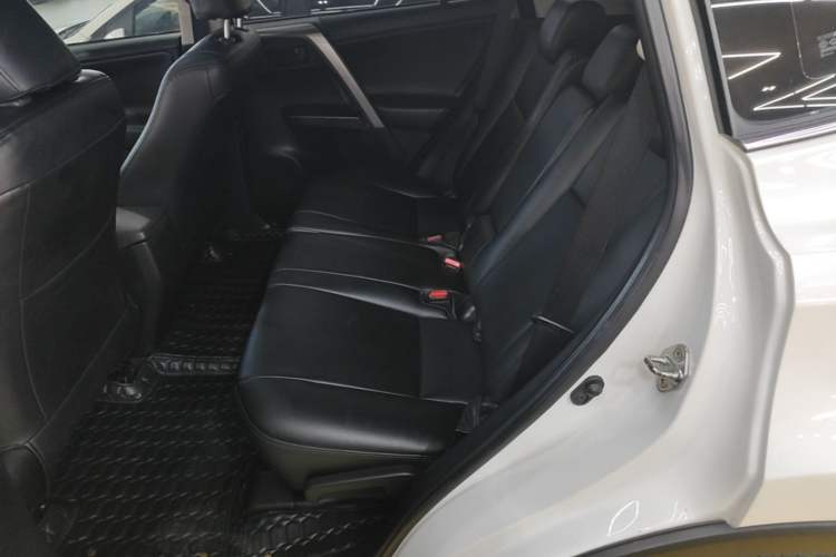 Used Toyota RAV4 2019 2.0L CVT Two-Wheel Drive Pioneer Edition China VI Standard Left Rear Seat