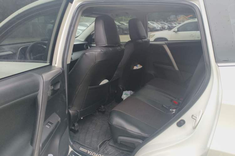 Used Toyota RAV4 2019 2.0L CVT Two-Wheel Drive Luxury Version China VI Standard Left Rear Seat