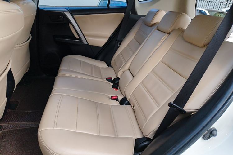 Used Toyota RAV4 2019 2.0L CVT Two-Wheel Drive Comfort Edition China VI Standard Left Rear Seat