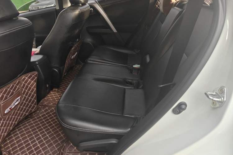 Used Toyota RAV4 2019 2.0L CVT Two-Wheel Drive Fashion X Limited Edition China VI Standard Left Rear Seat
