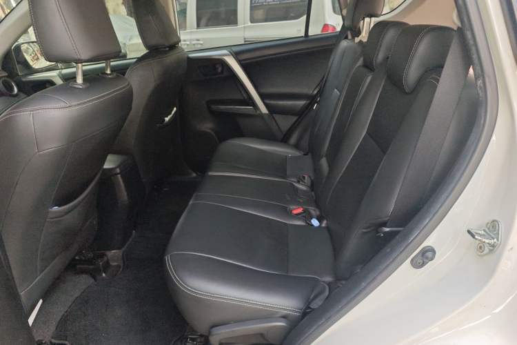 Used Toyota RAV4 2019 2.0L CVT Two-Wheel Drive Luxury Version China VI Standard Left Rear Seat