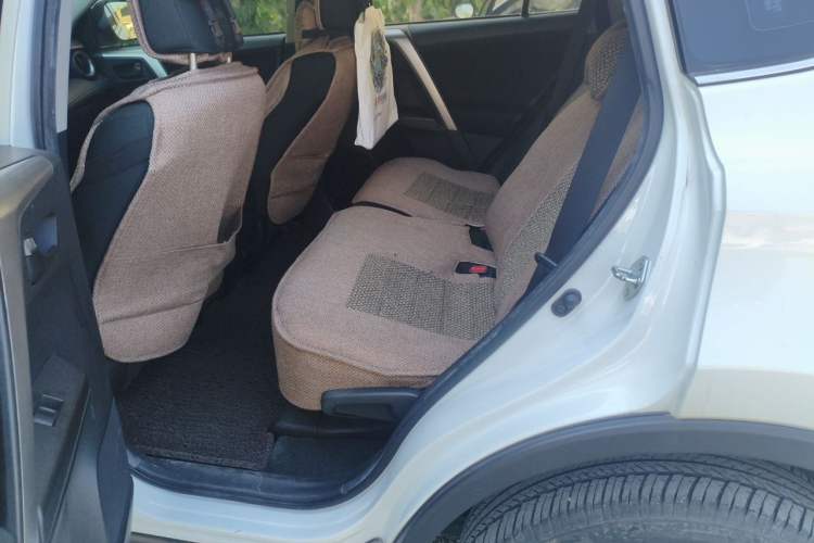 Used Toyota RAV4 2019 2.0L CVT Two-Wheel Drive Comfort Edition China VI Standard Left Rear Seat