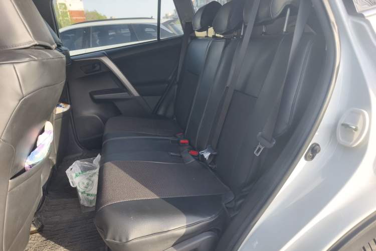 Used Toyota RAV4 2019 2.0L CVT Two-Wheel Drive Luxury Version China VI Standard
