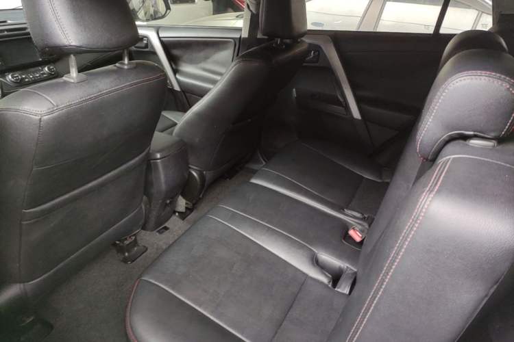 Used Toyota RAV4 2019 2.0L CVT Two-Wheel Drive Fashion X Limited Edition China VI Standard Left Rear Seat