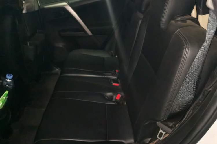 Used Toyota RAV4 2019 2.0L CVT Two-Wheel Drive Luxury Version China VI Standard Left Rear Seat