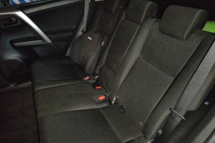 Used Toyota RAV4 2019 2.0L CVT Two-Wheel Drive Luxury Version China VI Standard Left Rear Seat
